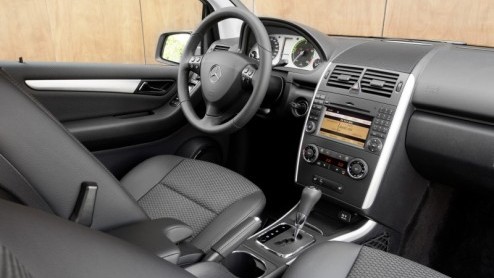 Tijd voor elektrisch vervoer in een vijfpersoons auto? Mercedes-Benz presenteert de A-Klasse E-CELL, met een 95 pk sterke elektromotor en 200 km actieradius. Aan ruimte is evenmin gebrek.