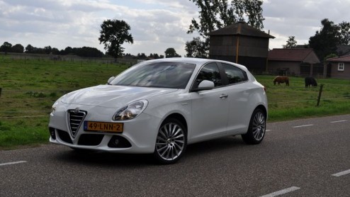 Alfa Romeo schrikt het middenklasse segment danig op met de Giulietta. Wat een prachtig gelijnde auto! Die mening wordt door velen gedeeld, want de fabriek heeft de productie inmiddels flink opgeschro
