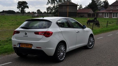 Alfa Romeo schrikt het middenklasse segment danig op met de Giulietta. Wat een prachtig gelijnde auto! Die mening wordt door velen gedeeld, want de fabriek heeft de productie inmiddels flink opgeschro