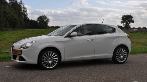 Alfa Romeo schrikt het middenklasse segment danig op met de Giulietta. Wat een prachtig gelijnde auto! Die mening wordt door velen gedeeld, want de fabriek heeft de productie inmiddels flink opgeschro