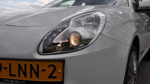 Alfa Romeo schrikt het middenklasse segment danig op met de Giulietta. Wat een prachtig gelijnde auto! Die mening wordt door velen gedeeld, want de fabriek heeft de productie inmiddels flink opgeschro
