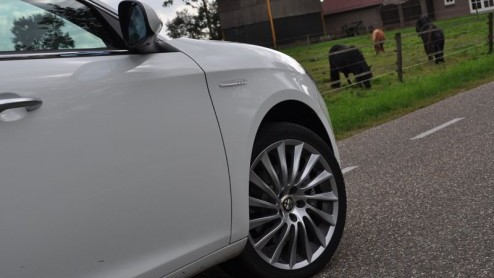 Alfa Romeo schrikt het middenklasse segment danig op met de Giulietta. Wat een prachtig gelijnde auto! Die mening wordt door velen gedeeld, want de fabriek heeft de productie inmiddels flink opgeschro