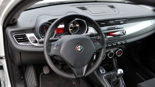 Alfa Romeo schrikt het middenklasse segment danig op met de Giulietta. Wat een prachtig gelijnde auto! Die mening wordt door velen gedeeld, want de fabriek heeft de productie inmiddels flink opgeschro