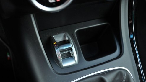 Alfa Romeo schrikt het middenklasse segment danig op met de Giulietta. Wat een prachtig gelijnde auto! Die mening wordt door velen gedeeld, want de fabriek heeft de productie inmiddels flink opgeschro