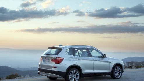 Twintig november komt de nieuwe BMW X3 naar ons land. Hoogste tijd dus om de prijzen bekend te maken; ze beginnen bij 51.735 euro en voor dat bedrag staat de xDrive20d diesel klaar.