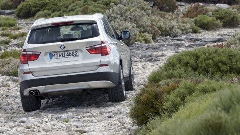 Twintig november komt de nieuwe BMW X3 naar ons land. Hoogste tijd dus om de prijzen bekend te maken; ze beginnen bij 51.735 euro en voor dat bedrag staat de xDrive20d diesel klaar.