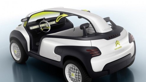 Wat krijg je als je Citron en Lacoste samen laat brainstormen een conceptauto te bedenken? De Citron Lacoste, een auto die wordt gepositioneerd op het kruispunt van auto, mode en sport.