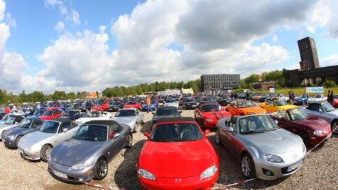 De grootste appeltaart, de oudste vrouw, de snelste productieautohet Guiness Book of World Records staat vol met (bijzondere) feiten, mijlpalen en wetenswaardigheden. Mazda trommelde zon 600 doorwin