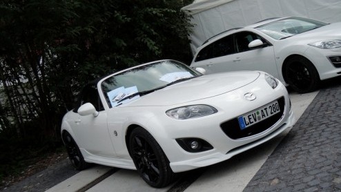 De grootste appeltaart, de oudste vrouw, de snelste productieautohet Guiness Book of World Records staat vol met (bijzondere) feiten, mijlpalen en wetenswaardigheden. Mazda trommelde zon 600 doorwin