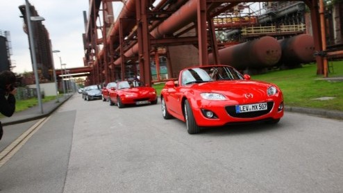 De grootste appeltaart, de oudste vrouw, de snelste productieautohet Guiness Book of World Records staat vol met (bijzondere) feiten, mijlpalen en wetenswaardigheden. Mazda trommelde zon 600 doorwin
