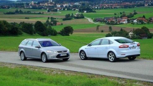 De Ford Mondeo weet met succes al jarenlang vele gezinnen en vertegenwoordigers aan behoorlijk ruim en strak sturend vervoer te helpen. In zijn huidige vorm loopt de Duitse middenklasser alweer drie j