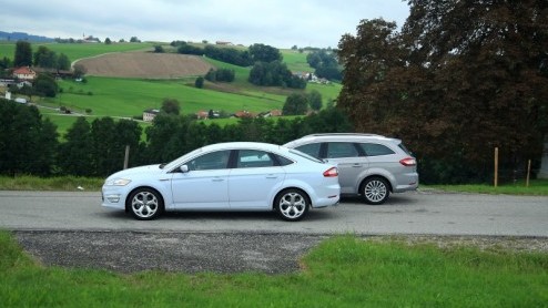 De Ford Mondeo weet met succes al jarenlang vele gezinnen en vertegenwoordigers aan behoorlijk ruim en strak sturend vervoer te helpen. In zijn huidige vorm loopt de Duitse middenklasser alweer drie j