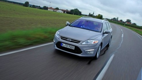 De Ford Mondeo weet met succes al jarenlang vele gezinnen en vertegenwoordigers aan behoorlijk ruim en strak sturend vervoer te helpen. In zijn huidige vorm loopt de Duitse middenklasser alweer drie j