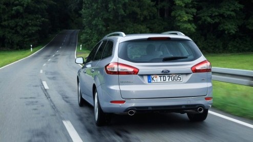 De Ford Mondeo weet met succes al jarenlang vele gezinnen en vertegenwoordigers aan behoorlijk ruim en strak sturend vervoer te helpen. In zijn huidige vorm loopt de Duitse middenklasser alweer drie j
