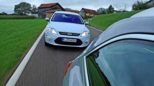 De Ford Mondeo weet met succes al jarenlang vele gezinnen en vertegenwoordigers aan behoorlijk ruim en strak sturend vervoer te helpen. In zijn huidige vorm loopt de Duitse middenklasser alweer drie j