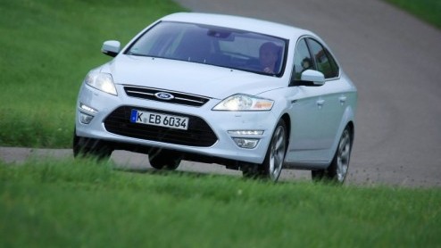 De Ford Mondeo weet met succes al jarenlang vele gezinnen en vertegenwoordigers aan behoorlijk ruim en strak sturend vervoer te helpen. In zijn huidige vorm loopt de Duitse middenklasser alweer drie j