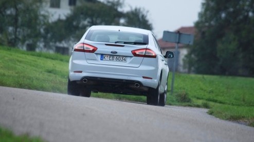 De Ford Mondeo weet met succes al jarenlang vele gezinnen en vertegenwoordigers aan behoorlijk ruim en strak sturend vervoer te helpen. In zijn huidige vorm loopt de Duitse middenklasser alweer drie j