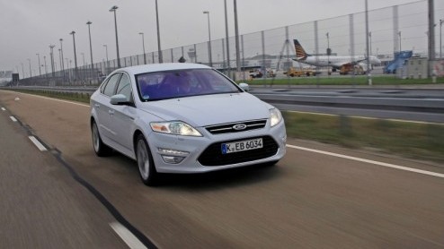 De Ford Mondeo weet met succes al jarenlang vele gezinnen en vertegenwoordigers aan behoorlijk ruim en strak sturend vervoer te helpen. In zijn huidige vorm loopt de Duitse middenklasser alweer drie j