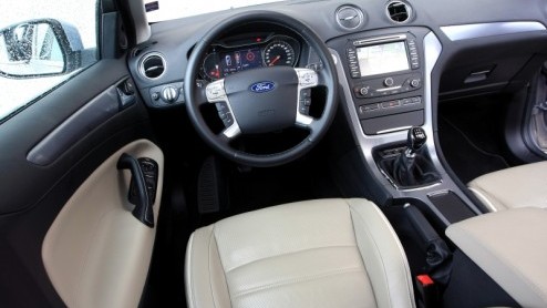 De Ford Mondeo weet met succes al jarenlang vele gezinnen en vertegenwoordigers aan behoorlijk ruim en strak sturend vervoer te helpen. In zijn huidige vorm loopt de Duitse middenklasser alweer drie j
