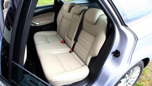 De Ford Mondeo weet met succes al jarenlang vele gezinnen en vertegenwoordigers aan behoorlijk ruim en strak sturend vervoer te helpen. In zijn huidige vorm loopt de Duitse middenklasser alweer drie j