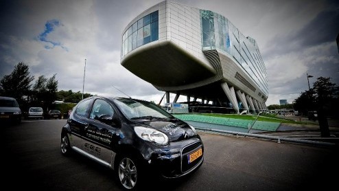Men neme een Citron C1, rijden langs Electric Cars Europe en zie daar, de e-C1! Een vierzits elektrische aangedreven auto met 120 kilometer actieradius die nu leverbaar is.