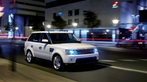 In navolging van de Land Rover Discovery krijgt ook de Range Rover Sport versterking van een nieuwe diesel. Het is de 3.0 TDV6 met 211 pk die zijn voorganger met 2.7 liter inhoud waardig vervangt met  In navolging van de Land Rover Discovery krijgt ook de Range Rover Sport versterking van een nieuwe diesel. Het is de 3.0 TDV6 met 211 pk die zijn voorganger met 2.7 liter inhoud waardig vervangt met