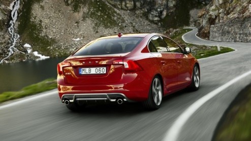 Volvo heeft nog eens nagedacht hoe zij haar S60 en V60 R-Design in de markt wil zetten. Naast een sportonderstel en aangescherpte looks bieden de Zweden binnenkort nog iets extra's aan: de T6-modellen