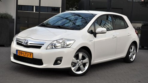 De Toyota Auris Hybrid zou volgens zijn makers even zuinig zijn als de Prius. Met andere woorden, het geforceerd windtunnel design van de Prius is dus van ondergeschikt belang. Waarom kwam Toyota in 1