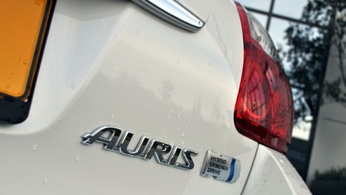 De Toyota Auris Hybrid zou volgens zijn makers even zuinig zijn als de Prius. Met andere woorden, het geforceerd windtunnel design van de Prius is dus van ondergeschikt belang. Waarom kwam Toyota in 1