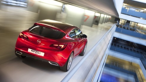 Na de aankondiging van een Astra GTC concept-car op de Autosalon van Parijs doet Opel deze gepeperde scheurneus in spe toch al uit de doeken. Het studiemodel  dat een voorbode is van de sportief geti