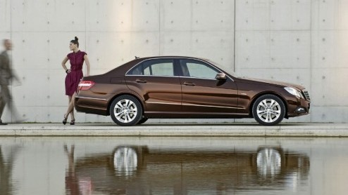De aardgasversie van de Mercedes-Benz E-Klasse is een feit. Het merk presenteerde de E 200 NGT op Ecomobiel 2010 beurs. Wederom voorzien van een 1.8 liter compressormotor en een lage CO2-uitstoot is h