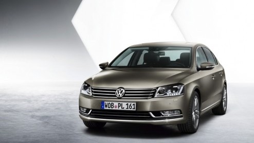 Net voordat de Autosalon van Parijs haar deuren opent, laat Volkswagen de vernieuwde Passat los. Flink opgefrist van buiten, vertrouwd van binnen en een reeks nog zuinigere motoren zal de populaire mi