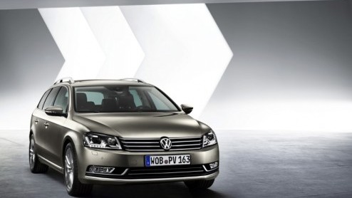 Net voordat de Autosalon van Parijs haar deuren opent, laat Volkswagen de vernieuwde Passat los. Flink opgefrist van buiten, vertrouwd van binnen en een reeks nog zuinigere motoren zal de populaire mi