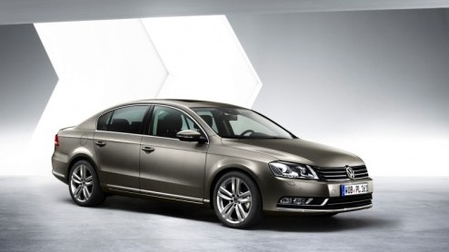 Net voordat de Autosalon van Parijs haar deuren opent, laat Volkswagen de vernieuwde Passat los. Flink opgefrist van buiten, vertrouwd van binnen en een reeks nog zuinigere motoren zal de populaire mi