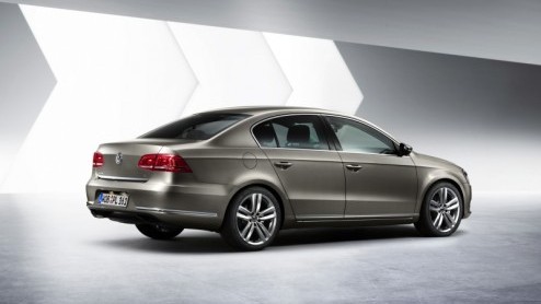 Net voordat de Autosalon van Parijs haar deuren opent, laat Volkswagen de vernieuwde Passat los. Flink opgefrist van buiten, vertrouwd van binnen en een reeks nog zuinigere motoren zal de populaire mi