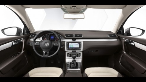 Net voordat de Autosalon van Parijs haar deuren opent, laat Volkswagen de vernieuwde Passat los. Flink opgefrist van buiten, vertrouwd van binnen en een reeks nog zuinigere motoren zal de populaire mi