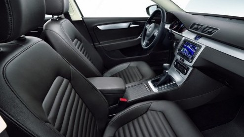 Net voordat de Autosalon van Parijs haar deuren opent, laat Volkswagen de vernieuwde Passat los. Flink opgefrist van buiten, vertrouwd van binnen en een reeks nog zuinigere motoren zal de populaire mi