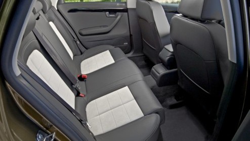 De Seat Exeo mag ook in Parijs worden belicht. Het zakelijke familielied kan voortaan worden besteld met een traploze Multitronic transmissie en heeft door opnieuw gemodelleerd meubilair meer beenruim