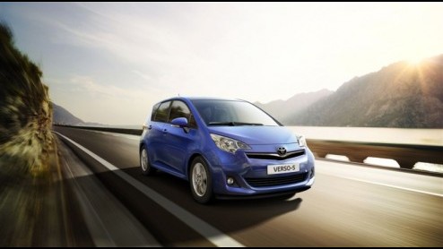 Toyota verblijdt ons in Parijs met een compacte MPV, de Toyota Verso-S. Deze komt begin volgend jaar naar ons land met een zuinige 1.3 VVT-i benzinemotor en een handbak of CVT. Zijn flexibiliteit zit