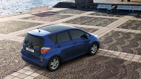 Toyota verblijdt ons in Parijs met een compacte MPV, de Toyota Verso-S. Deze komt begin volgend jaar naar ons land met een zuinige 1.3 VVT-i benzinemotor en een handbak of CVT. Zijn flexibiliteit zit