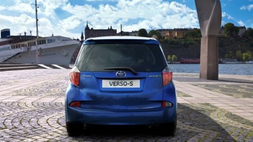 Toyota verblijdt ons in Parijs met een compacte MPV, de Toyota Verso-S. Deze komt begin volgend jaar naar ons land met een zuinige 1.3 VVT-i benzinemotor en een handbak of CVT. Zijn flexibiliteit zit