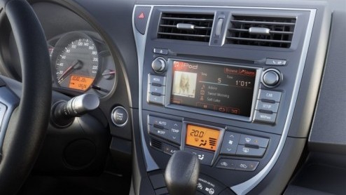 Toyota verblijdt ons in Parijs met een compacte MPV, de Toyota Verso-S. Deze komt begin volgend jaar naar ons land met een zuinige 1.3 VVT-i benzinemotor en een handbak of CVT. Zijn flexibiliteit zit