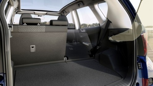 Toyota verblijdt ons in Parijs met een compacte MPV, de Toyota Verso-S. Deze komt begin volgend jaar naar ons land met een zuinige 1.3 VVT-i benzinemotor en een handbak of CVT. Zijn flexibiliteit zit