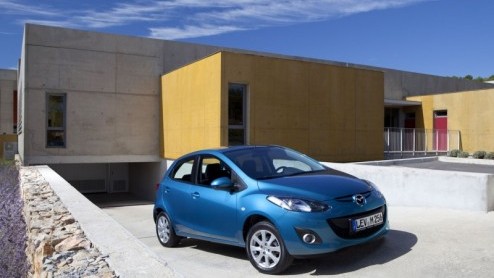 Mazda doet vandaag de vernieuwde Mazda2 uit de doeken. Na drie jaar vinden de Japanners het tijd om zijn neus, onderstel, techniek en het interieur bij te schaven. Ook verschijnt er een automaatversie