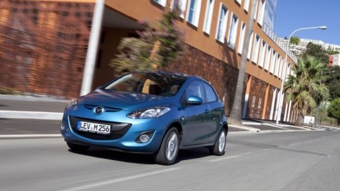Mazda doet vandaag de vernieuwde Mazda2 uit de doeken. Na drie jaar vinden de Japanners het tijd om zijn neus, onderstel, techniek en het interieur bij te schaven. Ook verschijnt er een automaatversie