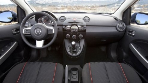 Mazda doet vandaag de vernieuwde Mazda2 uit de doeken. Na drie jaar vinden de Japanners het tijd om zijn neus, onderstel, techniek en het interieur bij te schaven. Ook verschijnt er een automaatversie