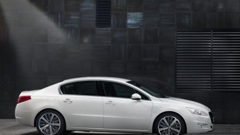 De splinternieuwe Peugeot 508 is nog niet koud uit de doeken, of de importeur heeft al het leveringsprogramma met uitvoeringen en prijzen op de rit. Peugeot levert de ruime middenklasser vanaf 25.850 