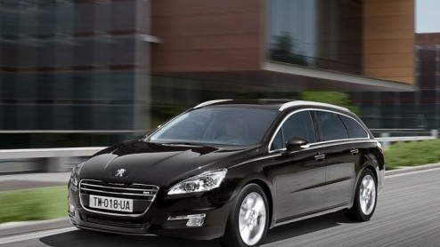 De splinternieuwe Peugeot 508 is nog niet koud uit de doeken, of de importeur heeft al het leveringsprogramma met uitvoeringen en prijzen op de rit. Peugeot levert de ruime middenklasser vanaf 25.850 