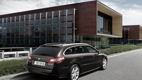 De splinternieuwe Peugeot 508 is nog niet koud uit de doeken, of de importeur heeft al het leveringsprogramma met uitvoeringen en prijzen op de rit. Peugeot levert de ruime middenklasser vanaf 25.850 