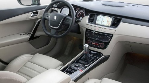 De splinternieuwe Peugeot 508 is nog niet koud uit de doeken, of de importeur heeft al het leveringsprogramma met uitvoeringen en prijzen op de rit. Peugeot levert de ruime middenklasser vanaf 25.850 